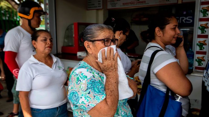 Una anciana se cubre el rostro como medida de precaución contra la propagación del virus del PCCh, mientras espera entrar en un supermercado de Managua, Nicaragua, el 19 de marzo de 2020. (Inti Ocon/AFP vía Getty Images)