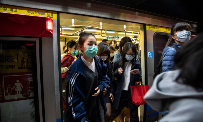 Un vagón abarrotado del metro en el centro de Taipei, Taiwán, el 16 de marzo de 2020. (Paula Bronstein/Getty Images)