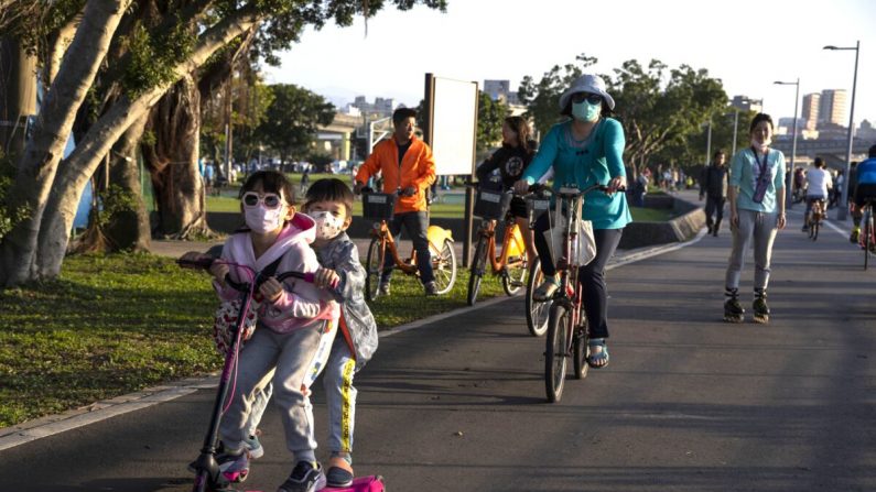 La gente disfruta del clima templado en el parque Dadaocheng en Taipei, Taiwán, el 15 de marzo de 2020. (Paula Bronstein/Getty Images)