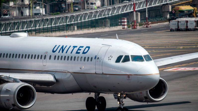 Un avión de United Airlines se prepara para despegar en el aeropuerto internacional Benito Juárez de la Ciudad de México, el 20 de marzo de 2020. (PEDRO PARDO/AFP vía Getty Images)