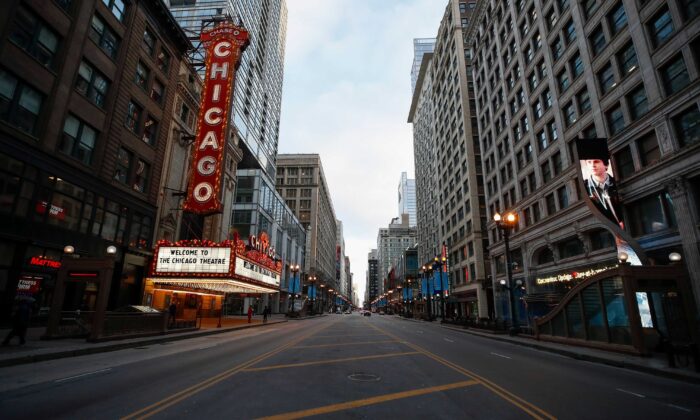 La solitaria avenida donde se encuentra el teatro de Chicago, en Chicago, Illinois, el 21 de marzo de 2020. (Kamil Krzaczynski/AFP a través de Getty Images)
 
