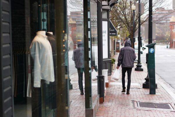 Un hombre solitario camina en la calle M, en el distrito comercial de Georgetown, en Washington, el 23 de marzo de 2020. (Mandel Ngan/AFP a través de Getty Images)