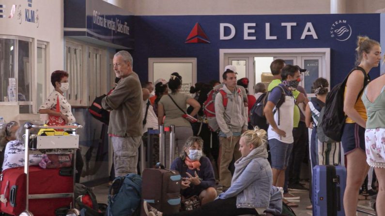Pasajeros varados se alinean en busca de un vuelo de regreso a sus países, en el aeropuerto José Martí de La Habana, el 23 de marzo de 2020. (ADALBERTO ROQUE/AFP vía Getty Images)