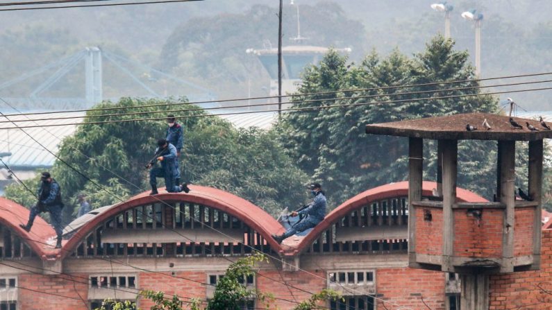 La policía antidisturbios hace guardia dentro de la prisión Modelo en Cúcuta, Colombia, durante un motín el 24 de marzo de 2020.(SCHNEYDER MENDOZA/AFP vía Getty Images)