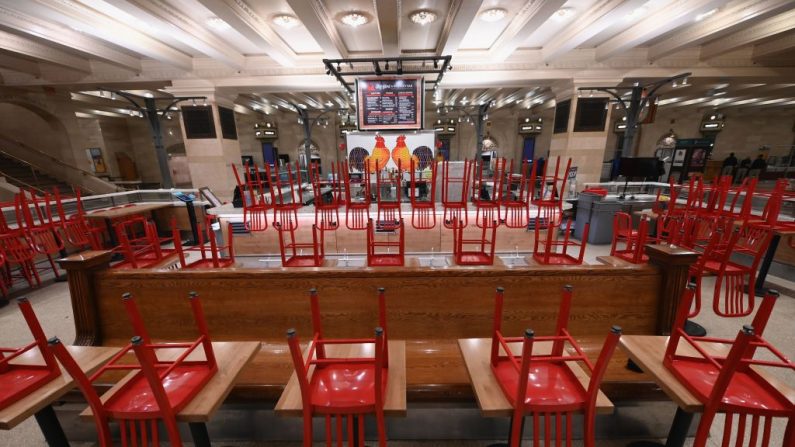 Vista de un restaurante vacío en la estación Grand Central el 25 de marzo de 2020 en la ciudad de Nueva York. (ANGELA WEISS/AFP vía Getty Images)