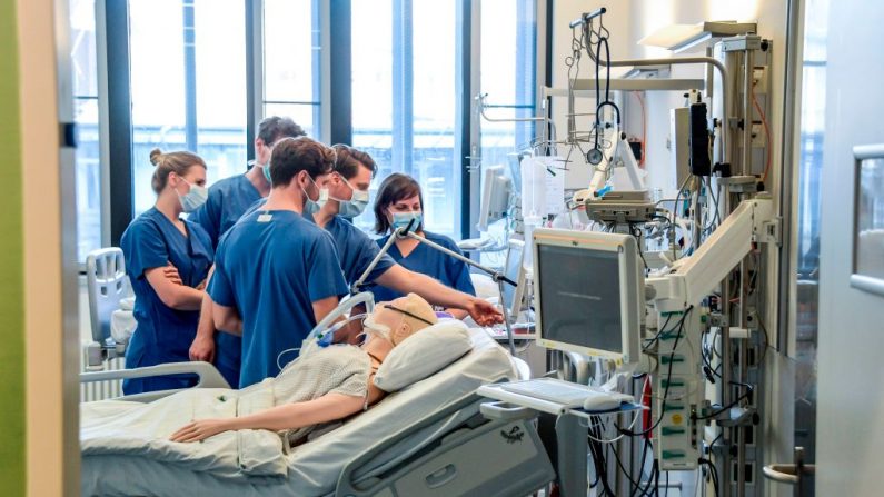 Los médicos del hospital reciben instrucciones para manejar un respirador en la Universitaetsklinikum Eppendorf de Hamburgo, el 25 de marzo de 2020. (Foto de Axel Heimken /POOL/AFP) (Foto de AXEL HEIMKEN/POOL/AFP a través de Getty Images)
