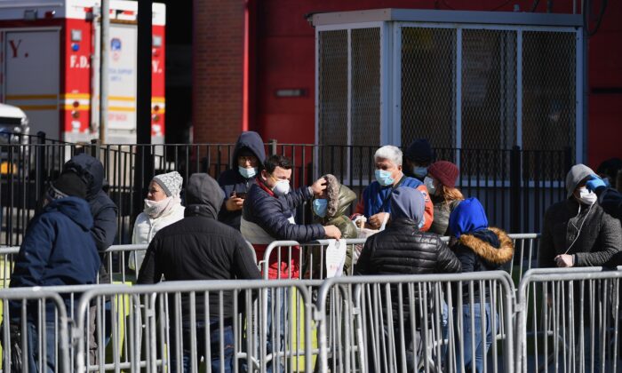 Personas hacen fila para hacerse la prueba del virus del PCCh (COVID-19), en el Centro Hospitalario Elmhurst, distrito de Queens de la ciudad de Nueva York, el 26 de marzo de 2020. (ANGELA WEISS/AFP a través de Getty Images)
