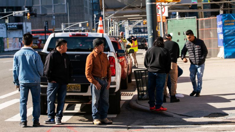Personas esperan para una entrevista de trabajo en una construcción el 26 de marzo de 2020 en la Ciudad de Nueva York, Nueva York. (Foto de Eduardo Muñoz Álvarez/Getty Images)