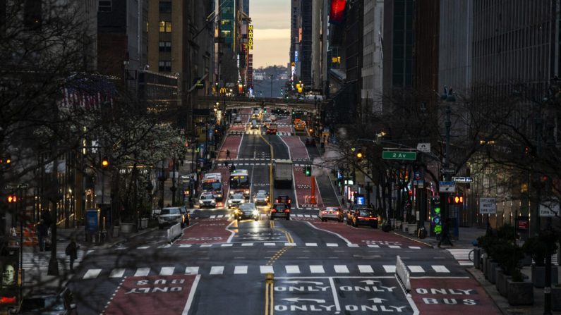 Tráfico ligero a lo largo de la calle 42 el 27 de marzo de 2020 en la ciudad de Nueva York. (Eduardo Muñoz Álvarez/Getty Images)