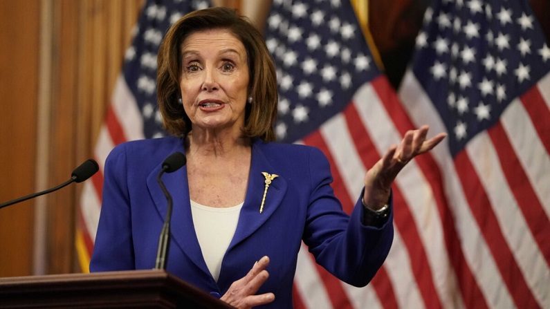 La presidenta de la Cámara de Representantes, Nancy Pelosi (D-California), habla con la prensa en el Capitolio de Washington el 27 de marzo de 2020. (Alex Edelman/AFP vía Getty Images)
