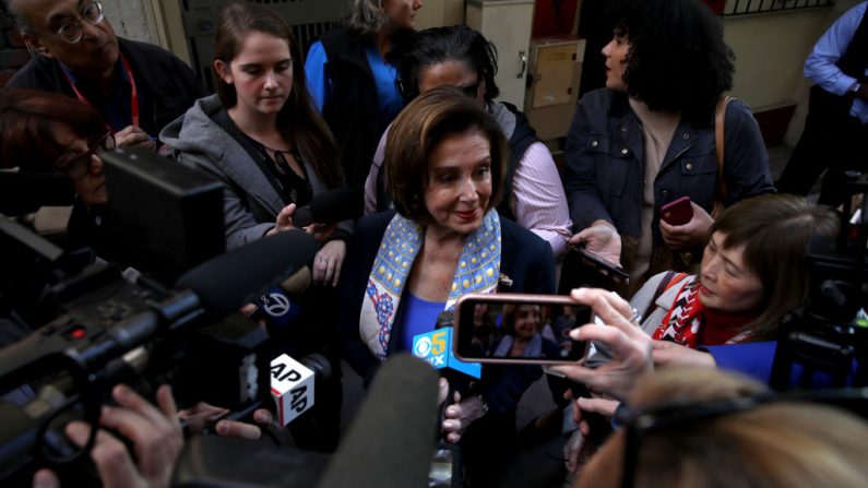 La presidenta de la Cámara de Representantes, Nancy Pelosi (D-Calif.) recorre el barrio chino de San Francisco el 24 de febrero de 2020. (Justin Sullivan/Getty Images)
