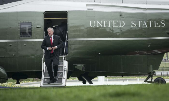 El jefe de Gabinete de la Casa Blanca, Mark Meadows, llega a la Casa Blanca el 28 de marzo de 2020. (Sarah Silbiger/Getty Images)