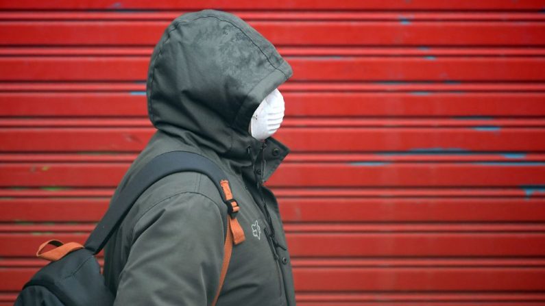 Una persona que lleva una mascarilla como medida preventiva contra el virus del PCCh camina en Vilanova i la Geltru, España, el 30 de marzo de 2020. (LLUIS GENE/AFP vía Getty Images)