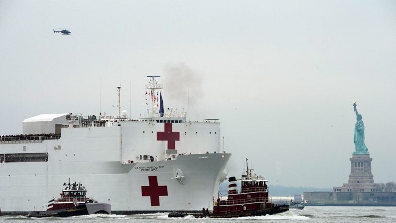 El barco médico USNS Comfort sube por el río Hudson pasando por la Estatua de la Libertad al llegar a Nueva York el 30 de marzo de 2020. (Bryan Smith/AFP vía Getty Images)