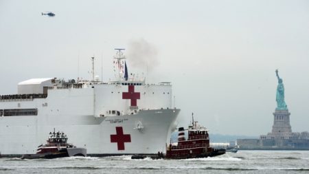 El barco médico USNS Comfort regresa a su puerto de origen luego de aligerar a los hospitales de NYC