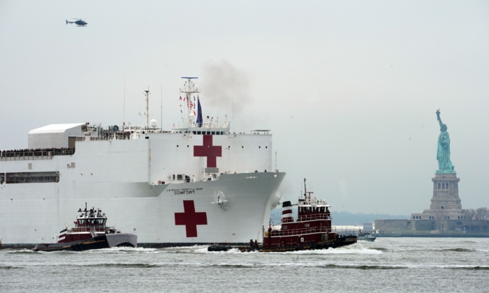 El barco médico USNS Comfort sube por el río Hudson pasando la Estatua de la Libertad cuando llega a Nueva York el 30 de marzo de 2020. (Bryan Smith/AFP a través de Getty Images)