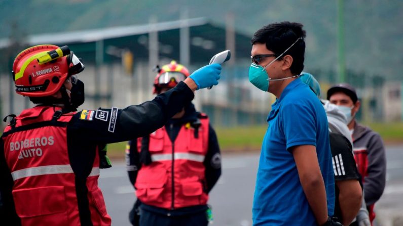 Un bombero comprueba la temperatura de un conductor en Quito, Ecuador, el 31 de marzo de 2020, durante el brote del virus del PCCh. (RODRIGO BUENDIA/AFP vía Getty Images)