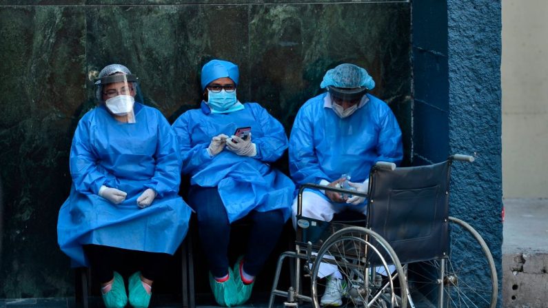 Trabajadores de la salud usan máscaras y protectores faciales contra la propagación del nuevo coronavirus en el Instituto Hondureño de Seguridad en Tegucigalpa. (Foto de ORLANDO SIERRA/AFP vía Getty Images)
