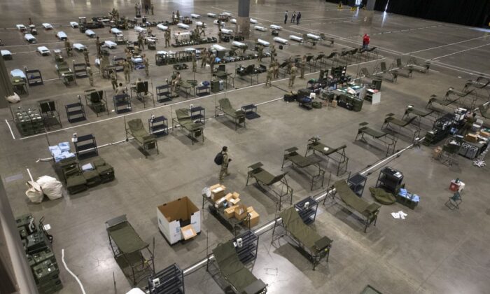 Personal militar del 627 Hospital Center, de Colorado, instala un hospital de campaña en el Centro de Eventos Century Link en Seattle, Washington el 31 de marzo de 2020. (Karen Ducey/Getty Images)
