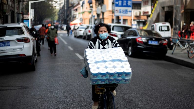 Una mujer viaja en bicicleta por una calle en Wuhan, China, el 1 de abril de 2020. (Noel Celis/AFP a través de Getty Images)