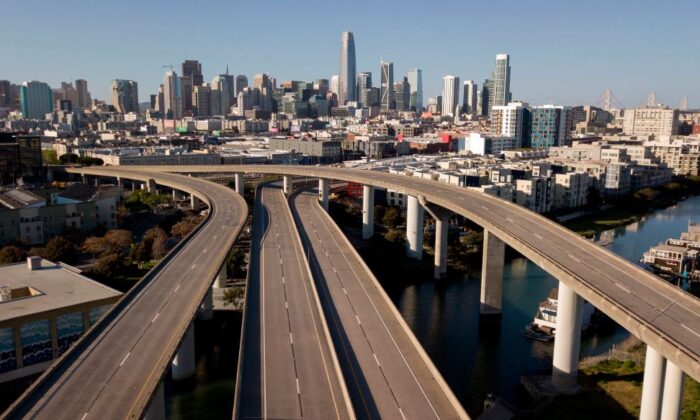 Una autopista interestatal se encuentra vacía durante la crisis producida por el virus del PCCh en San Francisco, California, el 1 de abril de 2020. (Josh Edelson/AFP a través de Getty Images)