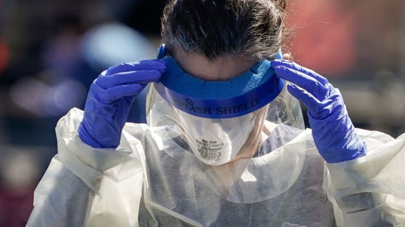 Imagen ilustrativa de un profesional médico que trabaja en un centro de pruebas de COVID-19 para niños de 22 años o menos. (Foto de Drew Angerer/Getty Images)
