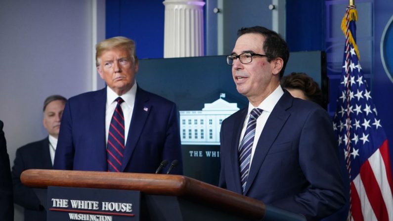 El secretario del Tesoro de los Estados Unidos Steve Mnuchin habla mientras el presidente Donald Trump escucha durante la sesión informativa diaria sobre COVID-19 en la sala de reuniones Brady de la Casa Blanca, el 2 de abril de 2020. (Mandel Ngan/AFP vía Getty Images)