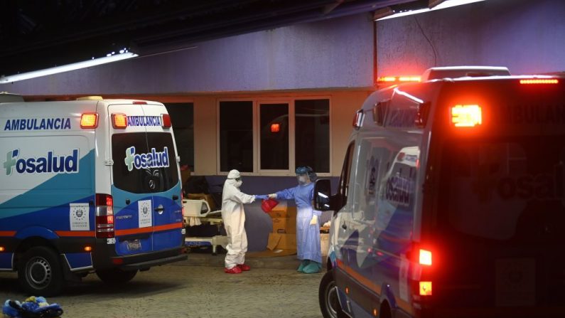 El personal médico es desinfectado después de atender a un paciente infectado con la COVID-19, en el Hospital Amatepec, Soyapango, San Salvador (El Salvador) el 3 de abril de 2020. (MARVIN RECINOS/AFP vía Getty Images)