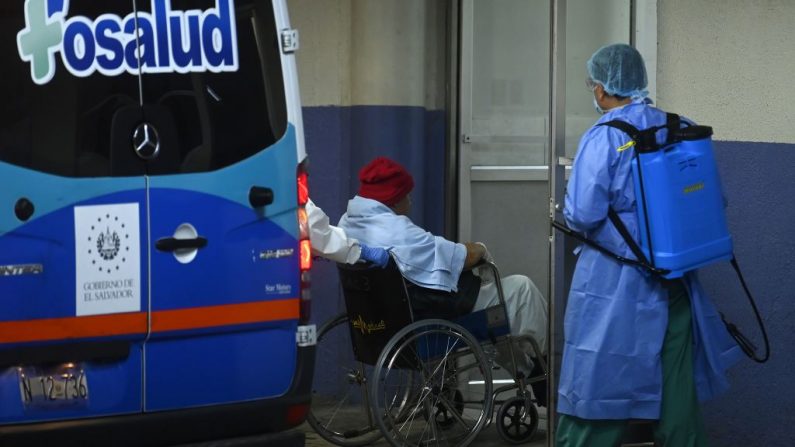 El personal médico traslada a un paciente infectado con el virus del PCCh al Hospital Amatepec, Soyapango, San Salvador el 3 de abril de 2020. (MARVIN RECINOS/AFP vía Getty Images)