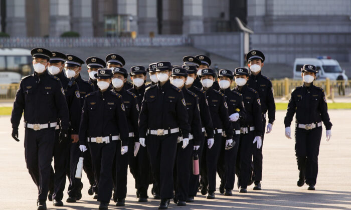 Personal de seguridad chino con máscaras protectoras marcha por la Plaza de Tiananmen durante el duelo nacional por las víctimas de COVID-19 en Beijing el 4 de abril de 2020. (Lintao Zhang/Getty Images)