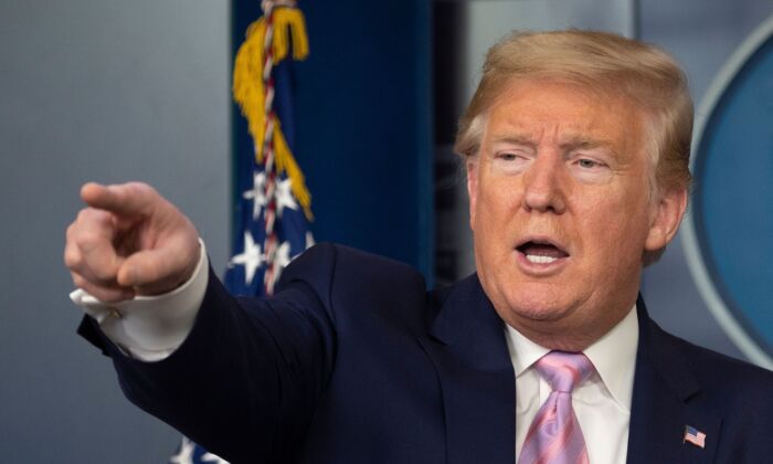 El presidente Donald Trump habla durante una sesión informativa diaria sobre el virus del PCCh en la Casa Blanca el 4 de abril de 2020. (Jim Watson/AFP vía Getty Images)