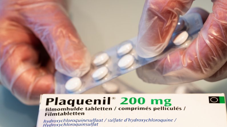 Foto de ilustración muestra tabletas de Plaquenil en una farmacia, el 6 de abril de 2020. (Foto de BENOIT DOPPAGNE/BELGA MAG/AFP via Getty Images)