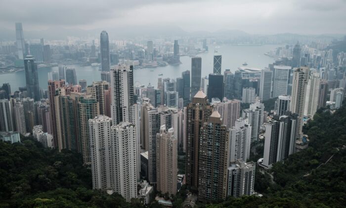 Una vista general, tomada de la atracción turística Victoria Peak, muestra los horizontes de Kowloon (atrás) y la isla de Hong Kong (primer plano) en Hong Kong el 7 de abril de 2020. (ANTHONY WALLACE/AFP vía Getty Images)