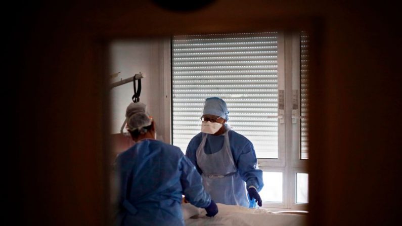 Las enfermeras revisan a los pacientes infectados con COVID-19 en la unidad de cuidados intensivos del hospital privado Peupliers de París, Francia, el 7 de abril de 2020. (THOMAS COEX/AFP vía Getty Images)