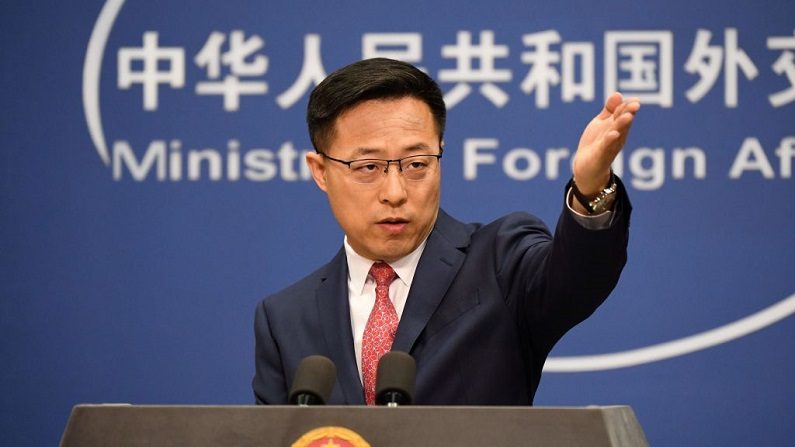 El portavoz del Ministerio de Asuntos Exteriores chino, Zhao Lijian, en la sesión informativa diaria de los medios de comunicación en Beijing el 8 de abril de 2020. (GREG BAKER/AFP vía Getty Images)