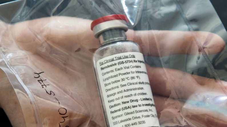 Un frasco del medicamento remdesivir se encuentra durante una conferencia de prensa sobre el inicio de un estudio con el medicamento en medio de la nueva pandemia del coronavirus COVID-19. (ULRICH PERREY/POOL/AFP/Getty Images)
