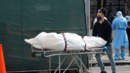 «En 50 años no vi nada como esto»: casas funerarias de Nueva York trabajan a máxima capacidad