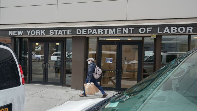 La oficina del Departamento de Trabajo del estado de Nueva York permanece cerrada debido al COVID-19 en el distrito de Brooklyn el 8 de abril de 2020 en Nueva York. (BRYAN R. SMITH/AFP a través de Getty Images)