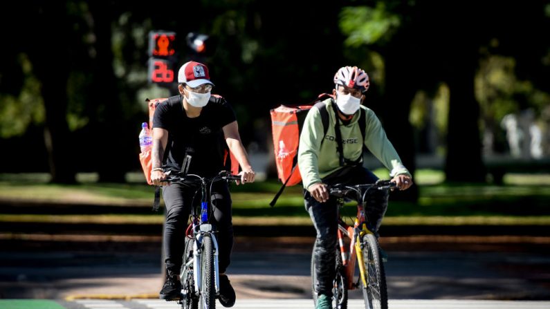 Dos ciclistas de reparto viajan con protección facial el 08 de abril de 2020 en Buenos Aires, Argentina. (Marcelo Endelli/Getty Images)