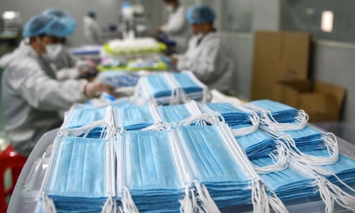Unos trabajadores produciendo mascarillas que se exportarán desde una fábrica en Nanchang, China, el 8 de abril de 2020. (STR/AFP a través de Getty Images)