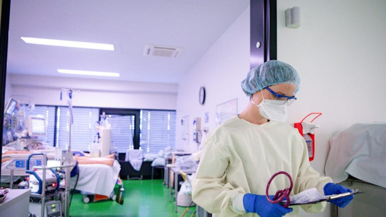 Personal médico que lleva máscaras protectoras atiende a pacientes con el virus del PCCh en la unidad de cuidados intensivos del Hospital Universitario de Aquisgrán, en Aquisgrán, Alemania, el 9 de abril de 2020. (Sascha Schuermann/Getty Images)
