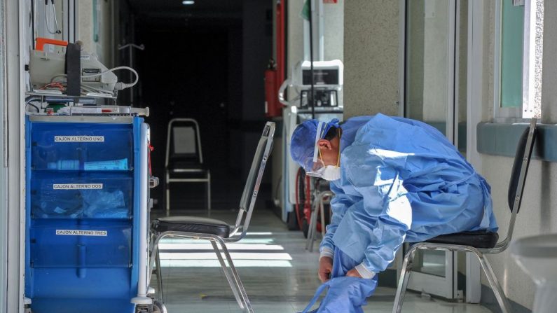 Un trabajador de la salud se viste con un traje de protección mientras se prepara para asistir a los pacientes infectados con la COVID-19 en el Centro Médico Adolfo López Mateos en Toluca, estado de México, México, el 09 de abril de 2020. (MARIO VAZQUEZ/AFP vía Getty Images)