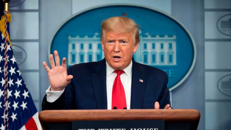 El presidente Donald Trump habla durante una rueda de prensa del Grupo de Trabajo contra el virus del PCCh, en la Casa Blanca, el 9 de abril de 2020. (JIM WATSON/AFP a través de Getty Images)