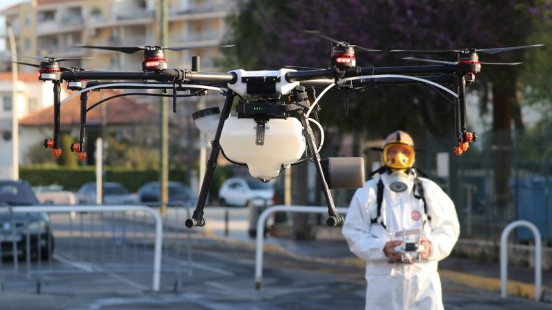 Un técnico vuela un dron que rociará desinfectante por las calles de Cannes, Francia, el 10 de abril de 2020. (Valery Hache/AFP a través de Getty Images)
