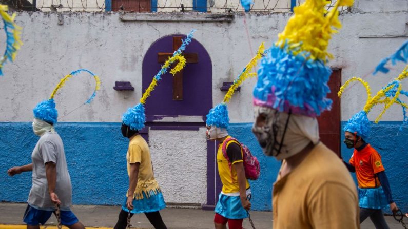 Un grupo de hombres participan durante la procesión "La Cadena", como parte de las actividades de la Semana Santa, en Masatepe, 50 km al sur de Managua, Nicaragua, el 10 de abril de 2020. (Inti Ocon/AFP vía Getty Images)