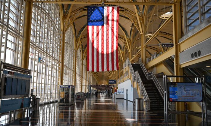Una vista del Aeropuerto Nacional de Washington (DCA) vacío en Arlington, Virginia, el 11 de abril de 2020. (Daniel Slim/AFP via Getty Images)