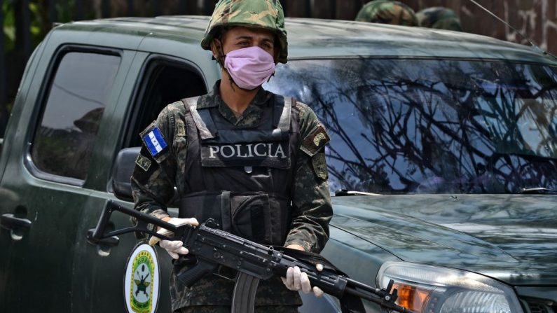 Un oficial de la policía militar usa una máscara y guantes contra la propagación del virus del PCCh mientras patrulla las calles de Tegucigalpa, Honduras, el 11 de abril de 2020. (ORLANDO SIERRA/AFP vía Getty Images)