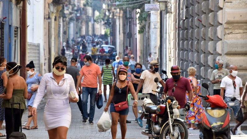 La gente sale a la calle a comprar comida en La Habana, Cuba, el 12 de abril de 2020 en medio de la propagación de la enfermedad COVID-19. (ADALBERTO ROQUE/AFP vía Getty Images)