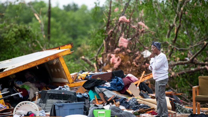 Sylvia Salley mira los restos de la casa dañada por la tormenta de sus hermanas el 13 de abril de 2020 en Livingston, Carolina del Sur. Una serie de tormentas causó más de una docena de muertes en todo el sur de los Estados Unidos. (Sean Rayford/Getty Images)