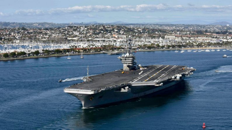 El portaaviones USS Theodore Roosevelt abandona su puerto base de San Diego el 17 de enero de 2020. (Marina de los EE. UU. A través de Getty Images)
